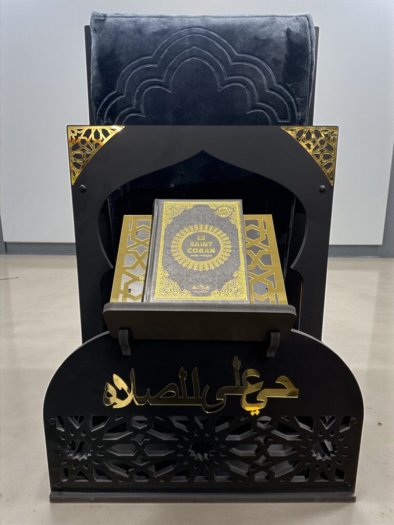 Porte Coran et tapis noir doré
