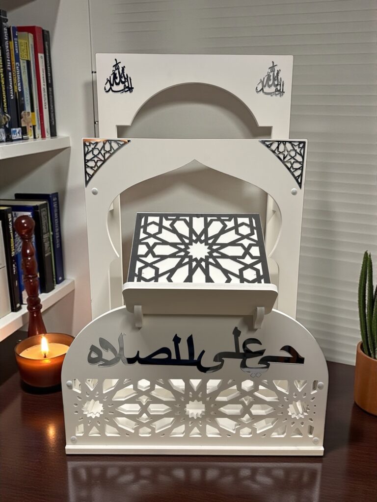 Porte coran et tapis blanc argenté